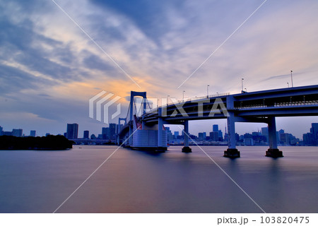 台場公園から見るレインボーブリッジの夕景　長秒露光 103820475