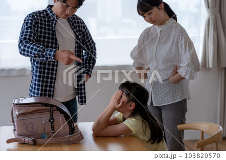 子供を叱る両親 103820570