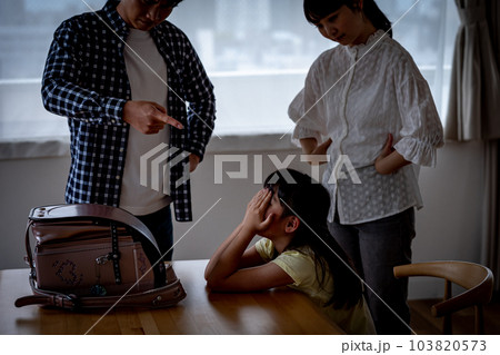 子供を叱る両親 子供を叱る両親 103820573