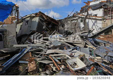 竜巻で倒壊した建物(A building destroyed by a tornado) 竜巻で倒壊した建物(A building destroyed by a tornado) 103820848