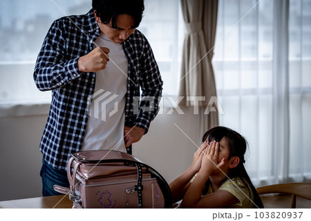 子供を叱る父親 103820937