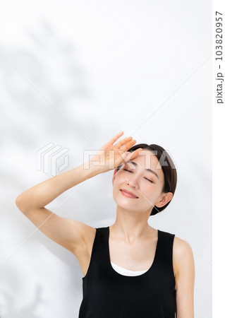 女性　ポートレート　日差し　紫外線　夏 103820957