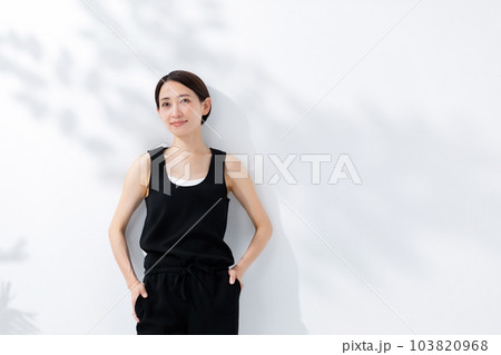 女性　ポートレート　日差し　紫外線　夏 103820968