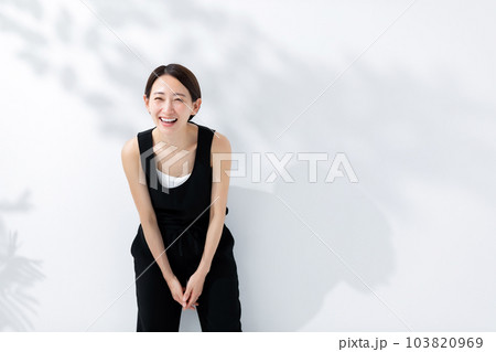 女性　ポートレート　日差し　紫外線　夏 103820969