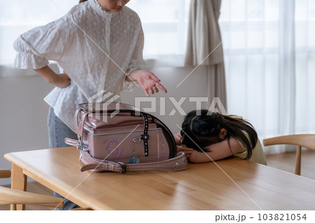 子供を叱る母親 子供を叱る母親 103821054