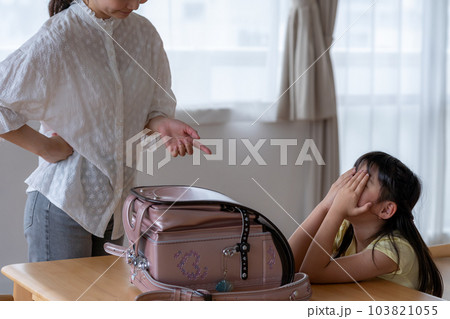 子供を叱る母親 103821055