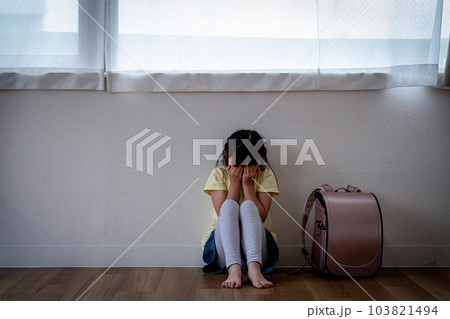 塞ぎ込む小学生の女の子 103821494