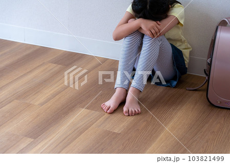 塞ぎ込む小学生の女の子 塞ぎ込む小学生の女の子 103821499