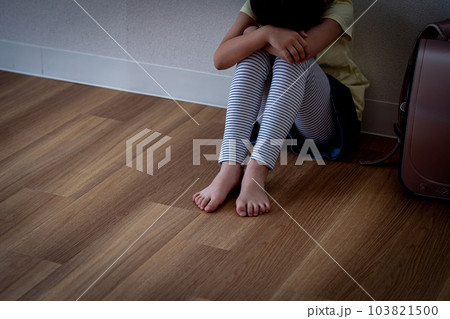 塞ぎ込む小学生の女の子 103821500