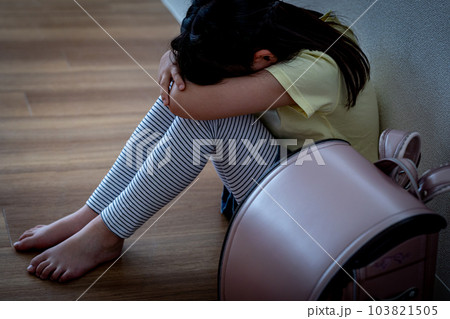 塞ぎ込む小学生の女の子 塞ぎ込む小学生の女の子 103821505