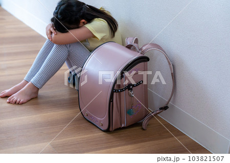 塞ぎ込む小学生の女の子 塞ぎ込む小学生の女の子 103821507