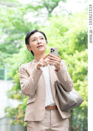 ビジネス 女性 スマートフォン ビジネス 女性 スマートフォン 103821519
