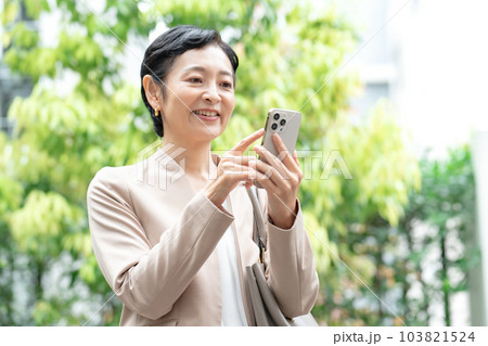 ビジネス 女性 スマートフォン ビジネス 女性 スマートフォン 103821524