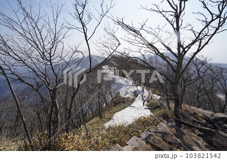 草春の赤城山　黒檜山頂から駒ケ岳に向かう　駒ケ岳山頂付近から南方面を見る　　2023年3月8日 103821542