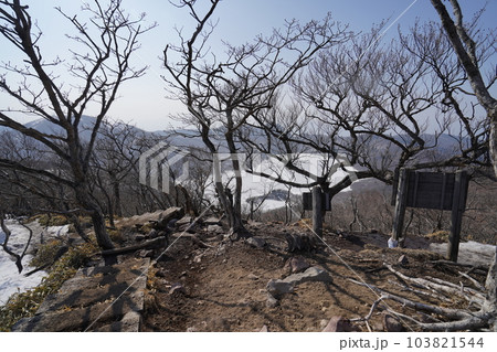 草春の赤城山　駒ケ岳山頂付近から大沼方面を見る　　2023年3月8日 103821544