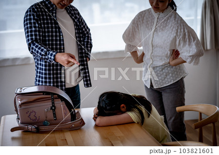 子供を叱る両親 103821601