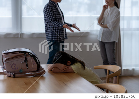 喧嘩する両親 103821756