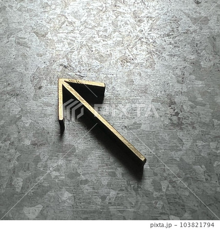 金属の矢印記号素材、金色の矢印アイコン素材、立体の矢印シンボルマーク素材、金属オブジェの矢印素材 103821794