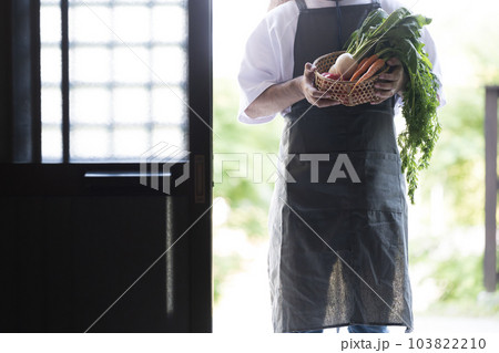 古民家に採れたて野菜を持ってくる農家の人のシルエット 顔無し 古民家に採れたて野菜を持ってくる農家の人のシルエット 顔無し 103822210