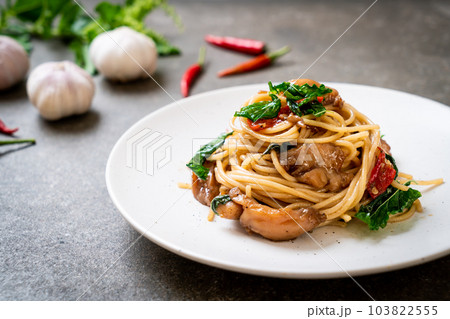 stir-fried spaghetti with chicken and basil 103822555