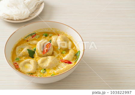 Green curry soup with Fish ball 103822997