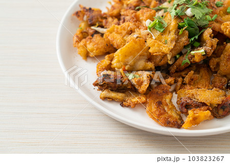 Crispy fried mussel pancake with egg 103823267
