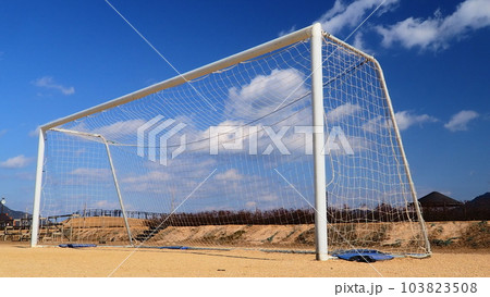 夏空とサッカーゴール、熱中症には気をつけて！ 103823508