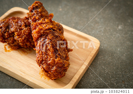 fried chicken with spicy Korean sauce fried chicken with spicy Korean sauce 103824011