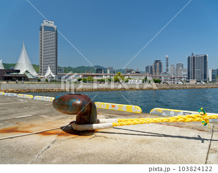 神戸港 中突堤からメルケンパークと市街地を望む 103824122