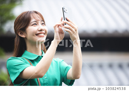 スマホで写真を撮る女性 スマホで写真を撮る女性 103824538