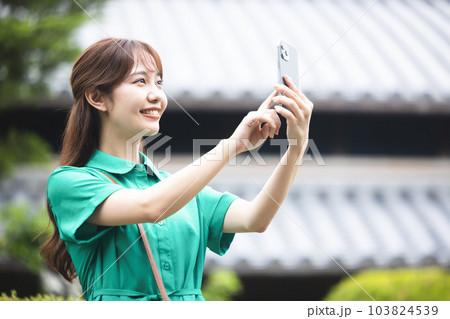 スマホで写真を撮る女性 103824539