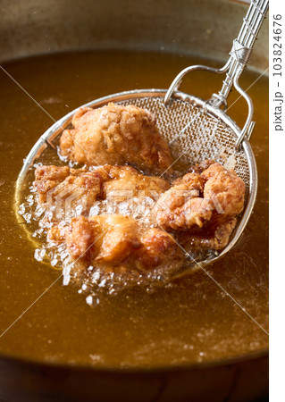 鶏の唐揚げを揚げる 鶏の唐揚げを揚げる 103824676