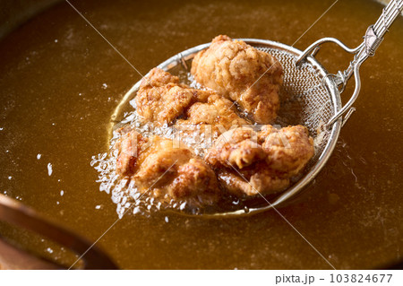 鶏の唐揚げを揚げる 103824677