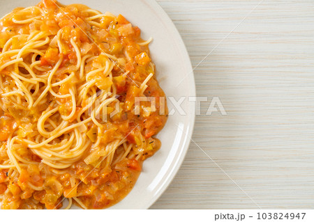 spaghetti pasta with creamy tomato sauce spaghetti pasta with creamy tomato sauce 103824947