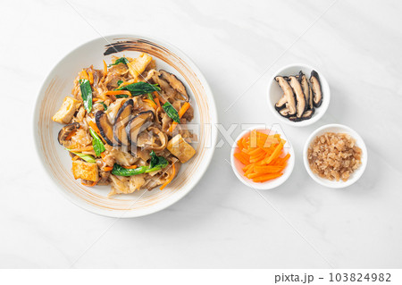 stir-fried noodles with tofu and vegetables 103824982