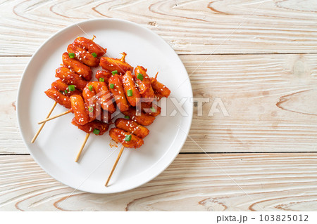 deep fried Korean rice cake (Tteokbokki) skewered with spicy sauce 103825012