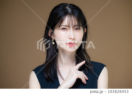 黒いワンピースの女性　 103826453