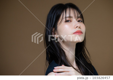 黒いワンピースの女性 黒いワンピースの女性 103826457