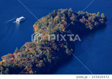 半月山展望台から見る紅葉の八丁出島・中禅寺湖と遊覧船 103826472