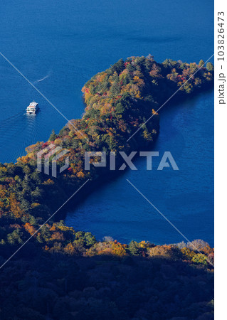 半月山展望台から見る紅葉の八丁出島・中禅寺湖と遊覧船 半月山展望台から見る紅葉の八丁出島・中禅寺湖と遊覧船 103826473