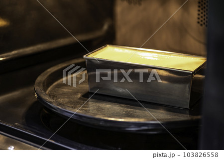 プリンをオーブンで焼く 103826558