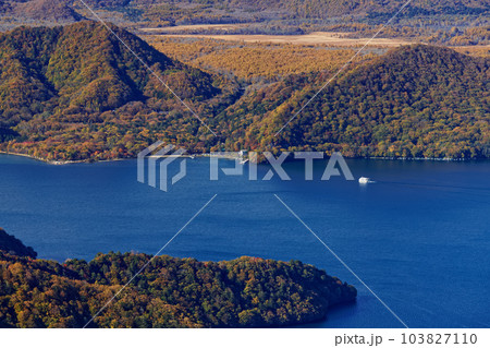 奥日光・半月山展望台から見る紅葉の中禅寺湖 奥日光・半月山展望台から見る紅葉の中禅寺湖 103827110