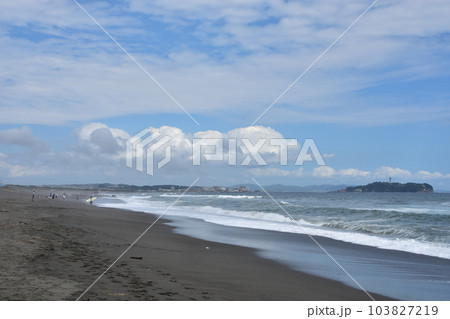 初夏の辻堂海岸から見える江ノ島 初夏の辻堂海岸から見える江ノ島 103827219