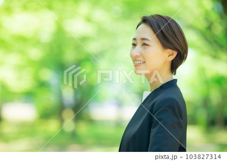 新緑 ビジネスウーマン 新緑 ビジネスウーマン 103827314