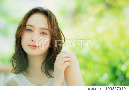 新緑　白いノースリーブの女性 103827339