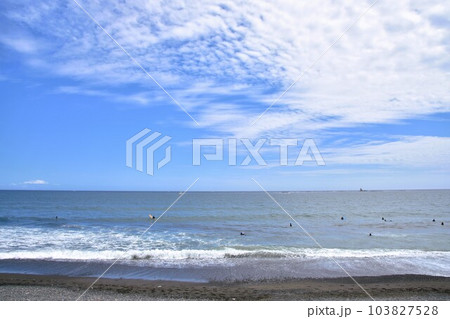 茅ヶ崎海岸の初夏の風景 茅ヶ崎海岸の初夏の風景 103827528