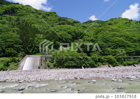 信州　小谷村の砂防施設　常蔵沢砂防堰堤　スノーシェッド上に構成された複合砂防施設 103827918