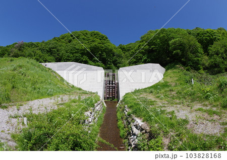 信州　小谷村の砂防施設　滝の沢砂防堰堤　標準的な鋼製スリット堰堤 103828168