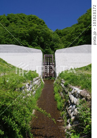 信州 小谷村の砂防施設 滝の沢砂防堰堤 標準的な鋼製スリット堰堤 信州 小谷村の砂防施設 滝の沢砂防堰堤 標準的な鋼製スリット堰堤 103828172