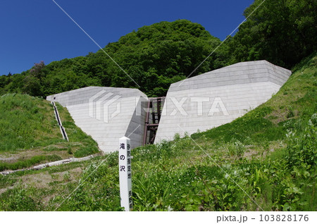 信州　小谷村の砂防施設　滝の沢砂防堰堤　標準的な鋼製スリット堰堤 103828176